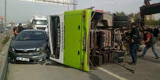 İzmit'te iki otobüsün çarpışmasıyla meydana gelen trafik kazasında araçlarda maddi hasar oluştu. Izmit Te Zincirleme Kaza Otobus Devrildi Golcuk Vizyon Gazetesi