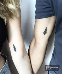 Đây không chỉ là hình xăm nghệ thuật, có ý nghĩa quan trọng mà còn là cam kết cho một tình yêu vĩnh cửu, vẹn tròn. Mach Nhá» Nhá»¯ng Máº«u XÄƒm Ä'áº¹p Cho Cac Cáº·p Ä'oi Ä'á»ƒ Luon Cáº£m Tháº¥y áº¥m Ap Couple Tattoos Unique Couple Tattoos Couple Tattoos Love