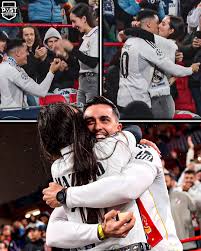 😍💍 Un aficionado del Real Madrid le pidió matrimonio a su pareja antes de  empezar el encuentro en Anfield