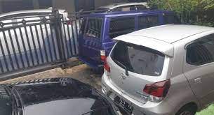 Pagar tembok minimalis merupakan salah satu aksesoris menarik yang bisa kamu aplikasikan di depan rumah. Lagi Viral Tetangga Cekcok Gegara Punya 3 Mobil Parkir Di Depan Rumah Hingga Diusir Satpam Komplek