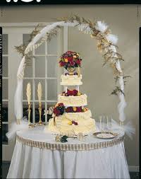 Wedding Cake Tables Cake Table Decoration This Stunning Wedding Cake Is Framed Wedding Cake Table Decorations Wedding Reception Cake Table Wedding Cake Table