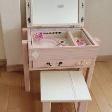 100円ショップキャンドゥで見つけた木箱を使って 子供用ドレッサーを作ってみました 毎度私の手作りを喜んでくれるのは姪っ子ちゃんだけ 今回も姪っ子ちゃんの大好きな物を詰め込んで ハートフルなプレゼント 手作りはプライスレス 100均 ドレッサー