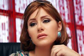 ديمه قندلفت هى ممثله ومغنيه سوريه ولدت عام 1979 درست في المعهد العالي للفنون المسرحيةجامعة دمشق. Ø¯ÙŠÙ…Ø© Ù‚Ù†Ø¯Ù„ÙØª Ø§Ù„Ù…Ø³ÙŠØ­ÙŠØ© ÙÙˆØ¬Ø¦Øª Ù…Ù† Ø±Ø¯ ÙØ¹Ù„ Ø£Ø³Ø±ØªÙ‡Ø§ Ø¹Ù†Ø¯Ù…Ø§ Ø·Ù„Ø¨ ÙˆØ²ÙŠØ± Ø³ÙˆØ±ÙŠ Ø²ÙˆØ§Ø¬Ù‡Ø§ ÙˆØ·Ù† Ø§Ù„Ø¯Ø¨ÙˆØ±