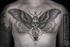 Moth Chest Tattoo Www Dasleitbild Com Www Leitbild Tumblr Com Www Twitter Com Dasleitbild Www Facebook Com Dasleitbild Leitbild Schienbein Tattoo Tattoo Ideen