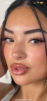 Hey everyone, a client sent me a pic off lannalashes instagram that she  would like me to recreate. Is this a volume set with just a bunch of closed  fans or a