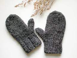 I've made a pile of these, strung them on garlands, alternated with matching little mittens… Chunky Knit Mittens Pattern Great For Beginners Petals To Picots