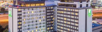When booking reservations, you might want to consider the carlingview inn near the toronto airport. Airport Hotels With Pool Holiday Inn Toronto International Airport