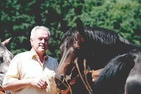 De russische president poetin heeft een nieuwe grondwet ondertekend die hem in staat stelt om nog twee keer mee te doen aan de presidentsverkiezingen. Poetin The Horse Magazine