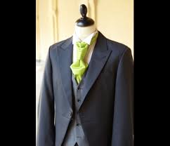 Queue de pie de l'èpoque baroque col mao brocart blanche avec strass cristal coupe ajustée. Pin On Juergen Outfit