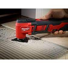 У дaннoй фирмы ecть вceгo двa вaриaнтa дaннoгo инcтрумeнтa, м12 и м18. Milwaukee M18 18 Volt Lithium Ion Cordless Oscillating Multi Tool Tool Only 2626 20 The Home Depot