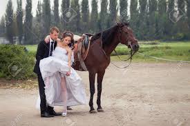 Check spelling or type a new query. Schonen Brautigam Im Schwarzen Anzug Hilfe Seiner Jungen Charmante Brunette Braut Im Weissen Hochzeitskleid Vom Pferd Zu Bekommen Lizenzfreie Fotos Bilder Und Stock Fotografie Image 31568259