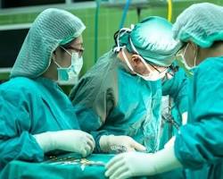 surgeon performing a colon cancer surgeryの画像