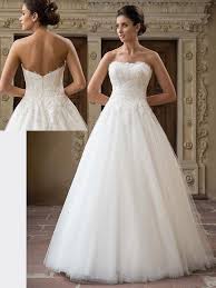 Schulterfreies Brautkleid In A Linie Mit Corsage Und Spitzenapplikationen Auf Oberteil Braut Kleider Hochzeit Hochzeitskleid Corsage