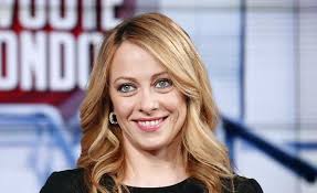 Giorgia meloni è stata ospite del salotto tv di silvia toffanin, dove ha raccontato i suoi rapporti col padre assente, il suo amore per la figlia gimebra e per il compagno andrea giambruno e infine gli insulti che però, ho sofferto quando annunciai di aspettare mia figlia ginevra al family day. Giorgia Meloni Altezza Eta Peso Figli E Marito Caffeina Magazine