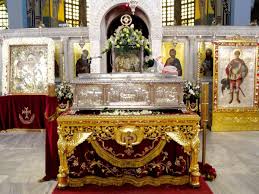 Sfantul dumitru mai este numit si sfantul dumitru izvoratorul de mir dar si sfantul mare mucenic dimitrie, izvoratorul de mir sau sfantul dumitru de la in timp ce moastele sfantului dumitru se afla la biserica sfantul dumitru din salonic, in grecia, fiind considerat totodata si ocrotitorul acestui oras. Moastele Sfantului Mucenic Dimitrie Izvoratorul De Mir Doxologia