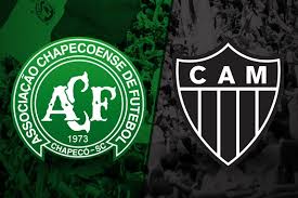 O var analisa lance em que fernandinho sofre carrinho de allan na área e o árbitro marca a infração Chapecoense E Derrotada Pelo Galo E Volta Ao Z4 Mercado Do Futebol