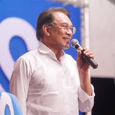 Anwar ibrahim menggelar konferensi pers setelah pertemuan dengan raja malaysia untuk membuktikan bahwa dia memiliki dukungan mayoritas. Anwar Ibrahim Facebook