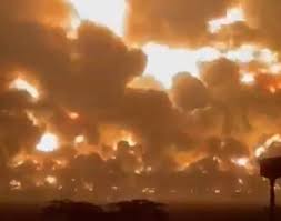 Kilang minyak pertamina di balongan indrmayu jawa barat terbakar. Ekb04pxcpjlfom