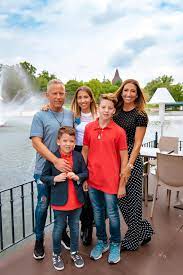 Schobert norbi megelégelte, hogy a legnagyobb közösségi oldalon gúnyt űznek belőle és a életének 86. Schobert Norbi Fia Odaallt Az Apja Ele Es Megkerdezte Hogyan Legyen Valaki Lajk