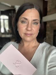 Contouring and eyeshadow for pale skin in photos