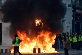 Gilet jaune a clermont ferrand. Acte Xv Des Gilets Jaunes A Clermont Ferrand Des Heurts Entre Manifestants Et Forces De L Ordre Pres De La Place De Jaude Clermont Ferrand 63000