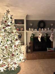 How To Decorate Your Living Room For Christmas Red And Green Christmas Decorations C Green Christmas Decorations Christmas Living Rooms Family Living Rooms