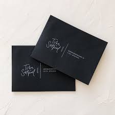 Handlettering In Kombination Mit Serifenfont Weissdruck Auf Schwarz Hochzeit Einladung Wedding Invitation Mit Bildern Schrift Design Hochzeitseinladung Einladungen