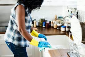 Mujer negra haciendo las tareas del hogar foto – Imagen de Cocina en  Unsplash