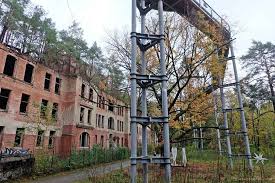 Kaum ein ort in der region ist so geheimnisvoll wie die beelitzer heilstätten, 40 kilometer südlich von berlin. Deutschlands Faszinierendste Ruine Die Beelitzer Heilstatten Und Sein Baumwipfel Und Zeitreisepfad Planet Hibbel