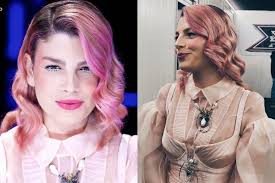 Questa è la pagina ufficiale di emma marrone, gestita dalla casa discografica universal music. Emma Marrone Surprises In Pink The Hair Is Combined With The Designer Look