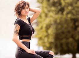 Sie soll einen umhang anziehen, der ihren körper bedeckt. Eine Schone Uhr Zeigt Die Zeit An Eine Schone Frau Lasst Sie Vergessen Foto Bild Portrait Portrait Frauen Outdoor Bilder Auf Fotocommunity