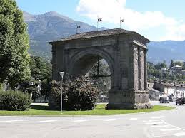 A pochi minuti dal centro, precisamente, dall' arco d'augusto, simbolo storico, reperto romano antico, della piccola città aostana. Pin On Roman Architecture