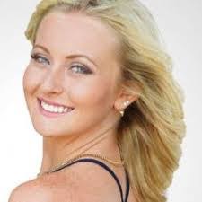 Linda Knaack's Instagram, Twitter & Facebook