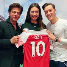 Mesut özil'in sevgilisi mandy capristo, özil'i sildi. Shah Rukh Khan Amine Gulse Mesut Ozil Bollywood Unluler Film