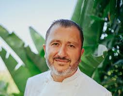 Le chef Benjamin Collombat arrive le 25 janvier 2024 au Château de  Courcelles