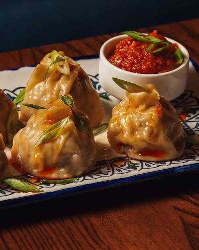 A rustic staple of Tibet and Nepal: 𝙩𝙞𝙗𝙚𝙩𝙖𝙣 𝙢𝙤𝙢𝙤𝙨. Make sure everyone at the table gets one before you go back for seconds!