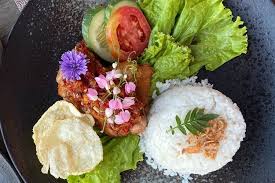 Setelah matang pecel ikan nila ke cobek siap sajikan. Resep Ayam Geprek Sambal Roa Mudah Dibuat Untuk Sahur Halaman All Kompas Com