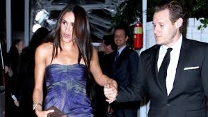 Ihr vater thomas markle war erfolgreicher lichtregisseur und ihre mutter arbeitet als sozialarbeiterin und. Herzogin Meghan Sie War Mal Koffermodel In Einer Us Spielshow