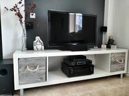 Notre large gamme de meubles tv, de dimensions, styles et matériaux variés, mais tous à prix doux, vous permettra de trouver un meuble tv compatible avec votre écran et la déco de votre pièce. Ikea Meubles Tv Idees De Meubles A Fabriquer Soi Meme