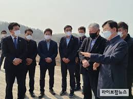 은인표와 김우남 교도소 수감자에게 특별면회를 주선한 국회의원. ê¹€ìš°ë‚¨ ë§ˆì‚¬íšŒìž¥ ë¶€ì‚°ê²½ë‚¨ê²½ë§ˆê³µì› ë°©ë¬¸ìœ¼ë¡œ í˜„ìž¥ ì†Œí†µ í–‰ë³´