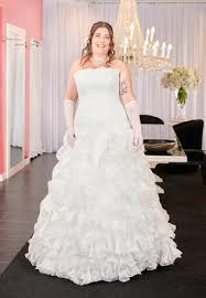 Meraviglioso abito da sposa con gonna semplice in raffinato georgette senza strascico con corpetto di pizzo scollo omerale e maniche a tre quarti in pizzo. Anna Sposa Curvy E Felice Il Suo Sogno Per L Abito Da Sposa Avere Una Gonna Importante Ma Leggera Come Una Nuvola Per Attirare Tutte Le Attenzioni Su Di Lei Atelier Inclusive