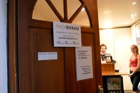 Plus de 65 cours par semaine sont enseignés tous les jours, avec une amplitude horaire très large. Yoga Bikram Paris Hot Yoga Studio Review