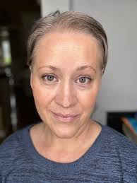 What are some suggestions for natural makeup and hairstyle looks?