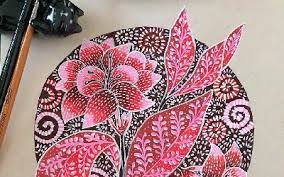 Bermodal pensil, seniman ini mampu menyulap sebuah karya menjadi luar biasa. Berkreasi Dengan Motif Batik Kudus