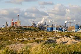 Die niederlande sind eines der vier autonomen länder des königreiches der niederlande. Eine Industrielle Stadtische Landschaft Eines Stahlwerks Mit Pfeifen In Ijmuiden Die Niederlande Redaktionelles Foto Bild Von Verunreinigung Gebaude 110778496