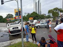 In malaysia, road accidents represent a major public health problem, because of the high number of victims involved and because of the seriousness of the consequences for themselves and for their families. Aurizn Crazy Accident In Jb A Myvi Barrels Down Without Facebook