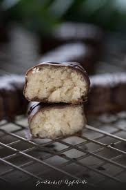 Kohlenhydratbomben wie pasta oder brot werden komplett vom speiseplan gestrichen. Low Carb Bounty Selber Machen Raw Vegan Glutenfrei Zimtkeks Und Apfeltarte