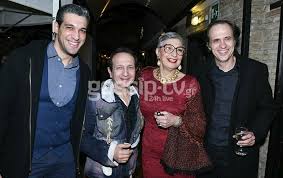 «το έκανε κάθε μέρα στην πρόβα όσο εγώ διάβαζα» πριν από λίγο καιρό, η ελένη τζώρτζη είχε μιλήσει στην κάμερα του open tv και ε ίχε καταγγείλει την προσβλητική συμπεριφορά του πέτρου φιλιππίδη. Elenh Tzwrtzh Deite Pws Einai Shmera H Ioylia Gatoy Apo Toys Latremenoys Geitones Apisteyth Allagh Gossip Tv Gr