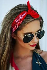 Bandana Frisuren Rotes Haarband Sonnenbrille Braune Lange Glatte Haare In 2020 Frisuren Mit Bandana Frisuren Mit Stirnband Schal Frisuren