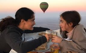 Salma hayek sorprendió con una foto de su embarazo para celebrar a su hija la actriz mexicana compartió una imagen de cuando esperaba a valentina 20 de septiembre de 2020 Asi Se Ve Valentina La Hija De Salma Hayek